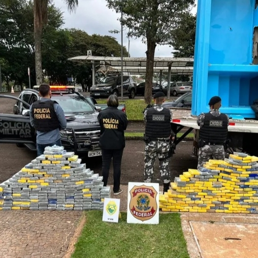 Quase 500 kg de cocaína são encontrados em fundos falsos de piscinas em caminhão guincho, em Medianeira