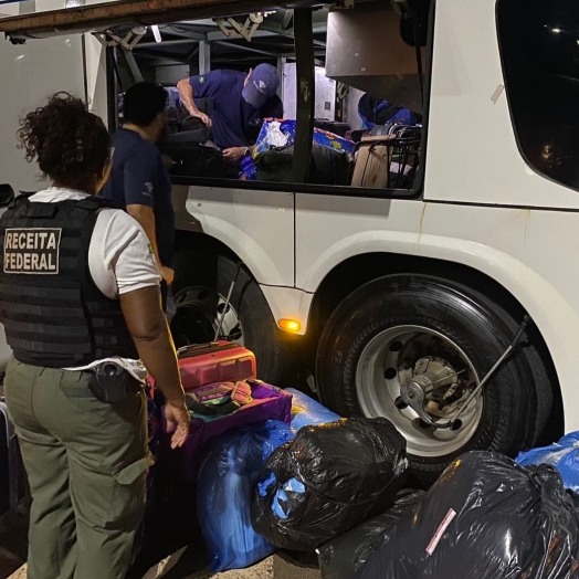 Quatro carros e dois ônibus de linha com mercadorias avaliadas em 320 mil reais foram apreendidos