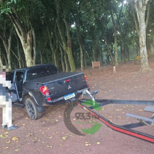 Rápida ação da PM resulta na recuperação de veículo e reboque em Pato Bragado