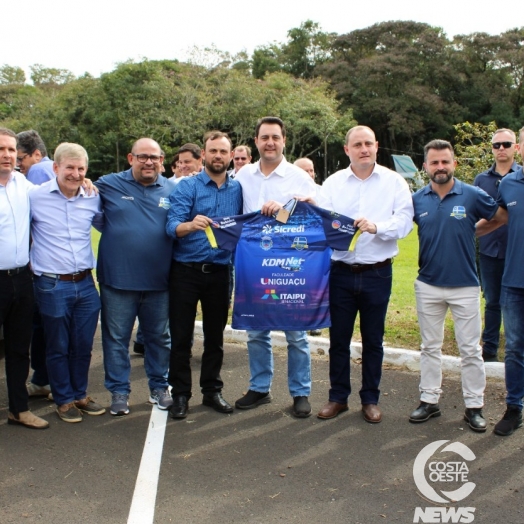 Ratinho Junior recebe camisa oficial do Santa Helena Futsal
