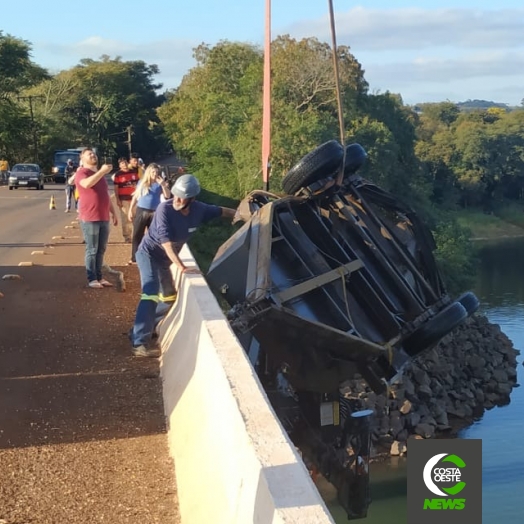 Reboque que caiu de ponte no Rio São Francisco Falso em Santa Helena é retirado com auxílio de guincho