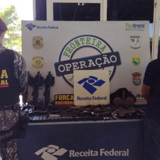 Receita Federal apreende 16 pistolas e 40 carregadores, além de munições, na Ponte Internacional da Amizade