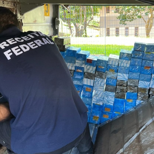 Receita Federal apreende 323 celulares em fundo falso de ônibus na BR 277