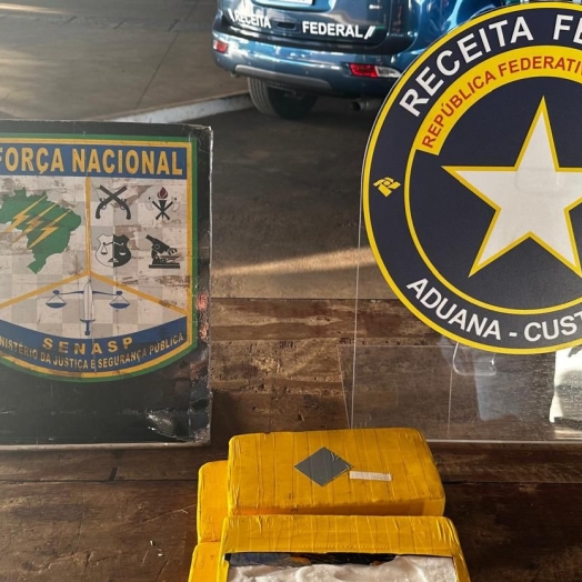 Receita Federal apreende 4,2 kg de cocaína em veículo com fundo falso na Ponte Internacional da Amizade