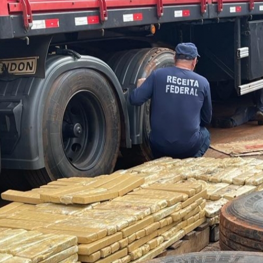 Receita Federal apreende caminhão com drogas em fundo falso em Foz do Iguaçu