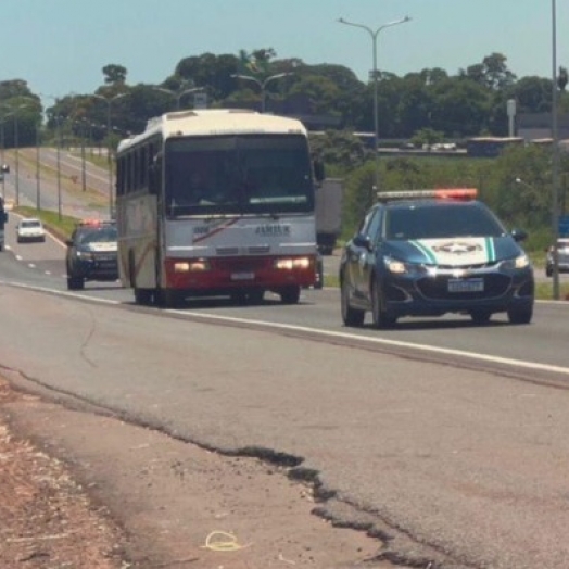 Receita Federal apreende dois ônibus com mercadorias ilegais na BR-277