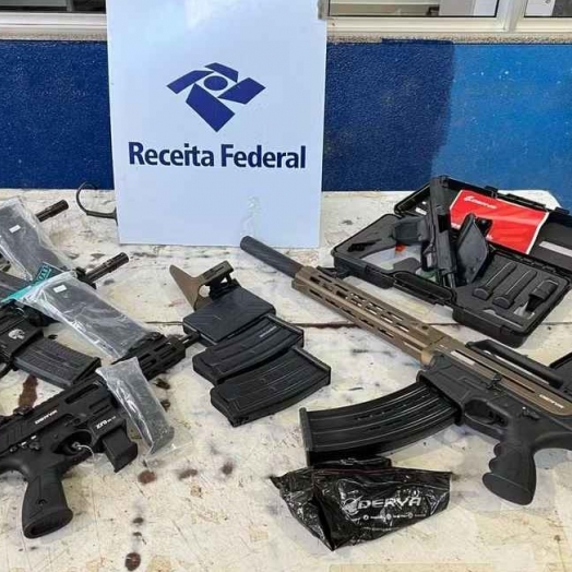 Receita Federal apreende fuzis e outras armas em fundo falso de ônibus com abertura eletrônica