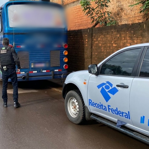 Receita Federal apreende três ônibus lotados de mercadorias descaminhadas durante operação