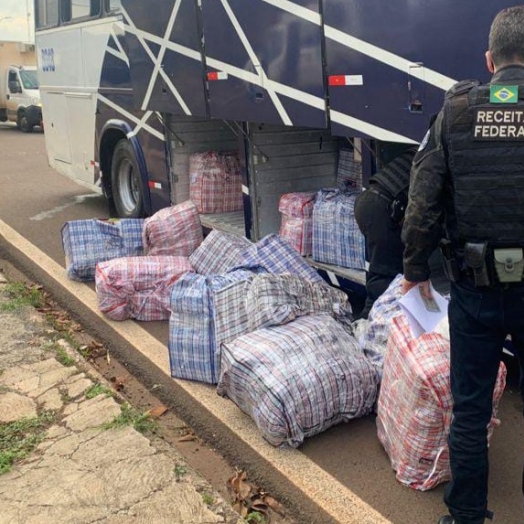 Receita Federal, com o apoio da PRF, retém ônibus com R$384 mil em mercadorias descaminhadas