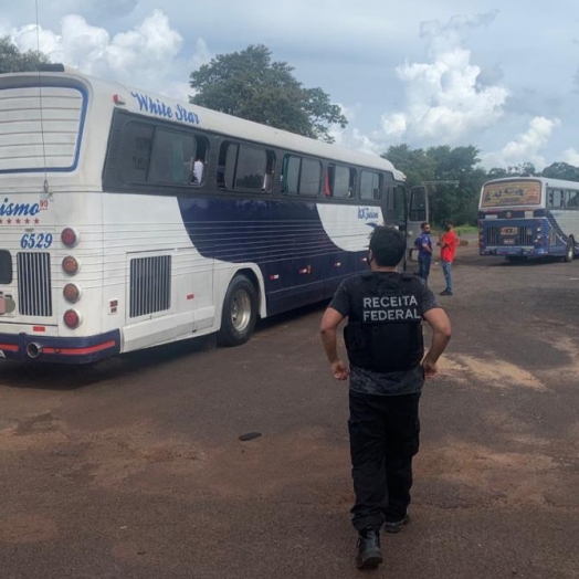 Receita Federal e BPFron retém quatro ônibus de turismo na BR-277