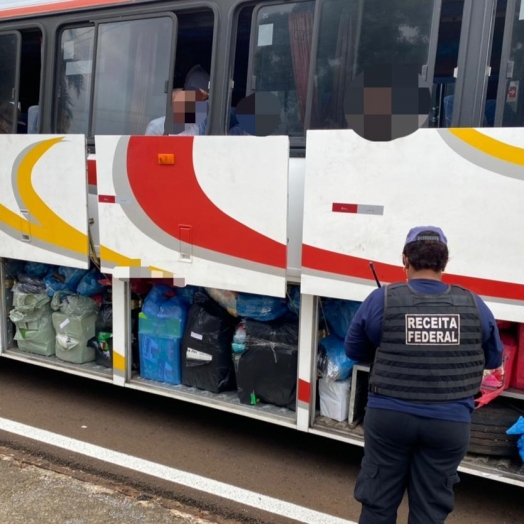 Receita Federal e BPFron retiveram dois ônibus em Santa Terezinha de Itaipu