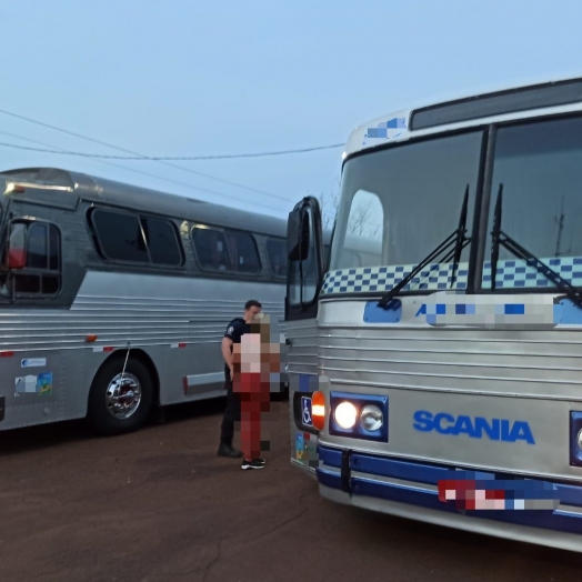 Receita Federal e Polícia Rodoviária Federal retêm dois ônibus de turismo com mercadorias estrangeiras