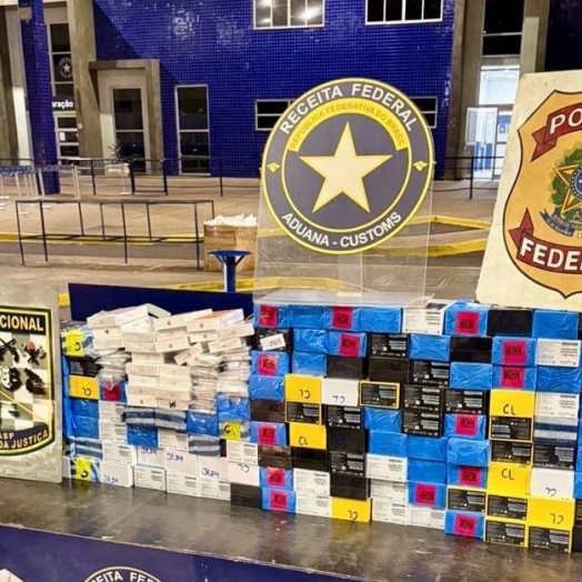 Receita Federal realiza apreensão de grande quantidade de smartphones e medicamentos na Ponte Internacional da Amizade