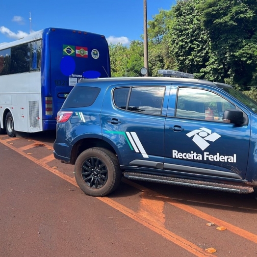 Receita Federal retém dois ônibus com mercadorias irregulares