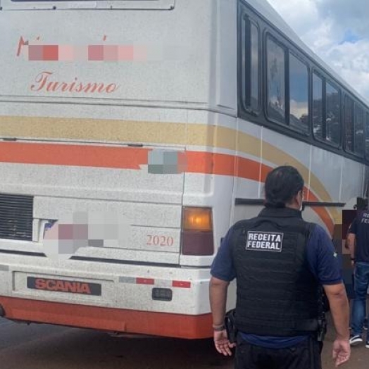 Receita Federal retém um ônibus de turismo em Céu Azul