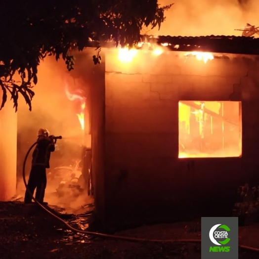 Filho coloca fogo na casa dos pais em Santa Helena e acaba preso pela Polícia Militar