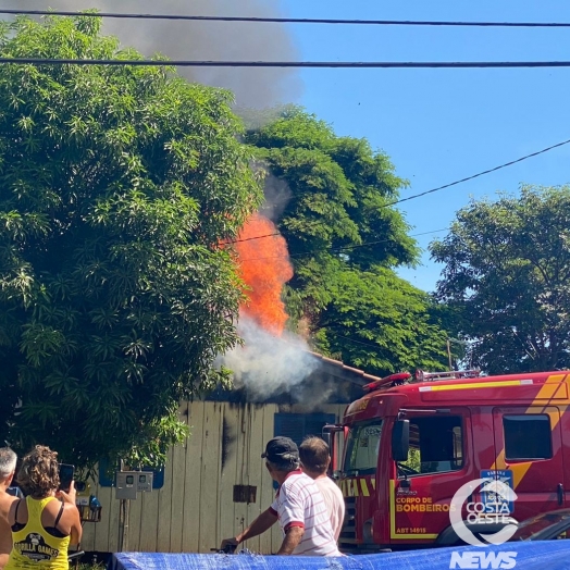 Residência é parcialmente consumida pelo fogo no bairro Itaipu, em Medianeira