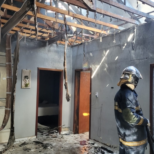 Residência é parcialmente destruída por incêndio próximo ao Balneário de Santa Helena