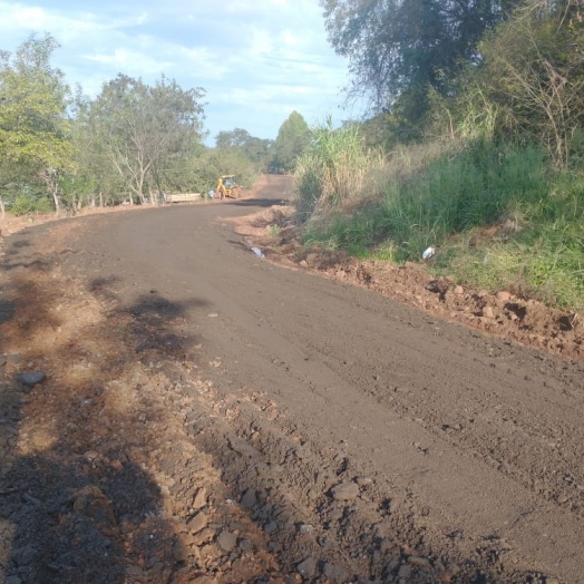 Resíduo de asfalto auxilia melhorias em estradas rurais de Missal