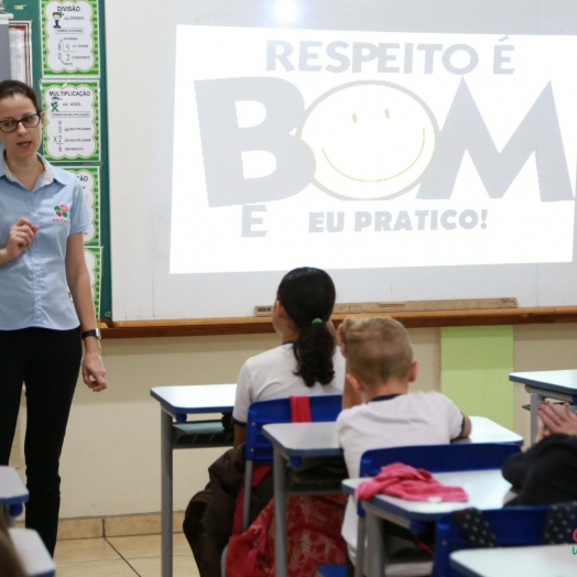 “Respeito é bom e eu pratico”: Alunos de Missal participam de palestra nas escolas