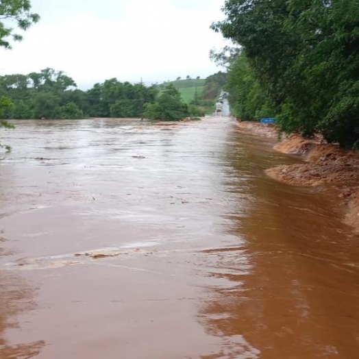 Rio Ocoy entre Missal e Medianeira transborda e bloqueia a PR 495 nesta sexta-feira (03)