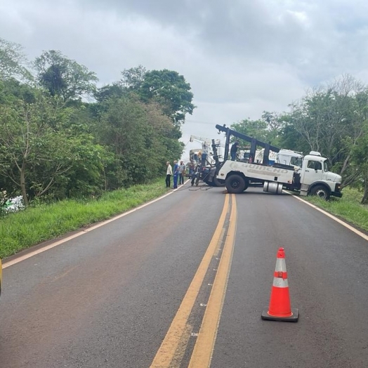 Rodovia PR-488 entre Santa Helena e Diamante do Oeste é bloqueada para remoção de caminhão tombado