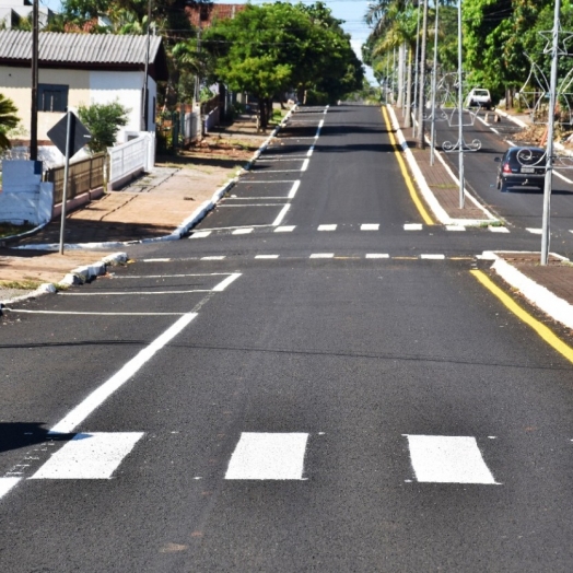 Ruas recuperadas com micropavimentação recebem sinalização horizontal em São Miguel