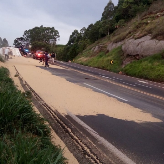 Samu atende vítimas de acidente na BR-277, próximo ao trevo de acesso a Diamante do Sul