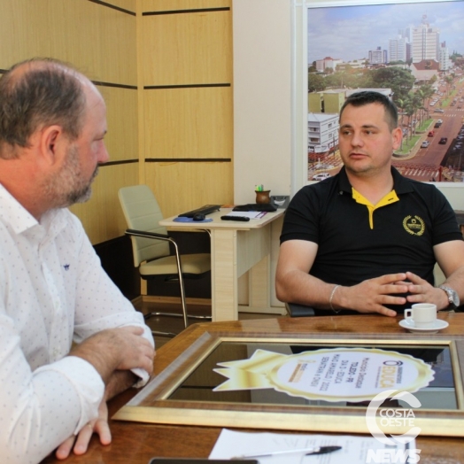 Santa-helenense entrega certificado destaque do Observatório Educa ao vice-prefeito de Toledo