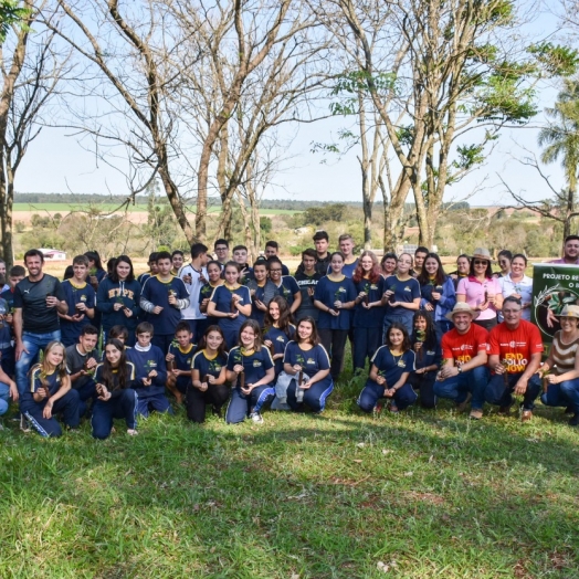 Governo de São Miguel do Iguaçu, ASR e Colégio D. Pedro II plantam mais árvores do projeto de reflorestamento