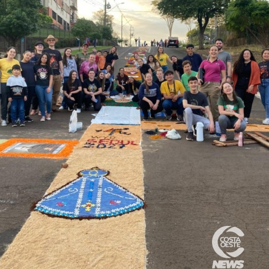 São Miguel do Iguaçu: Fiéis confeccionam tapetes para celebrar Corpus Christi