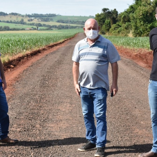 São Miguel do Iguaçu inicia aplicação de fresado de asfalto em estrada rural