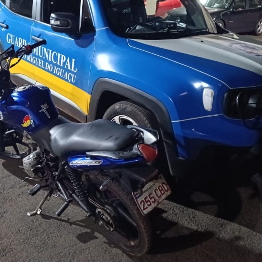 São Miguel do Iguaçu: Motociclista é preso em flagrante por manobras perigosas e uso de placa adulterada em frente a colégio