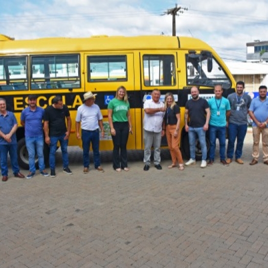 São Miguel do Iguaçu recebe ônibus novo para o transporte de estudantes do município