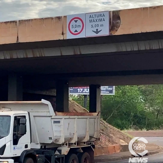 São Miguel do Iguaçu troca placas de viadutos para evitar acidentes com caminhões