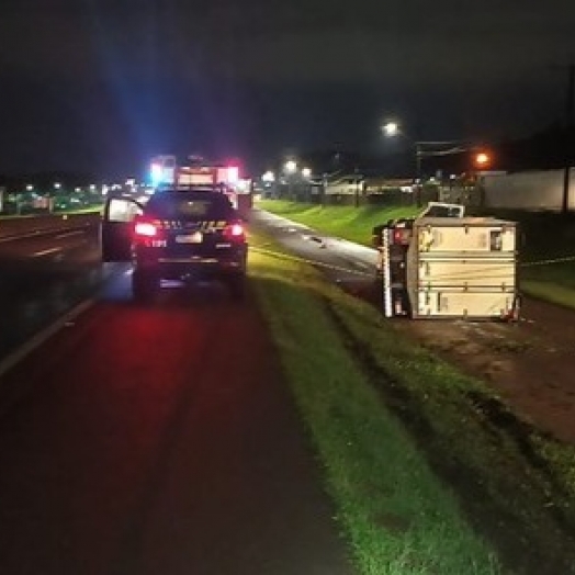 Sem cinto de segurança, homem de 29 anos morre esmagado após caminhão sair da pista na BR-277