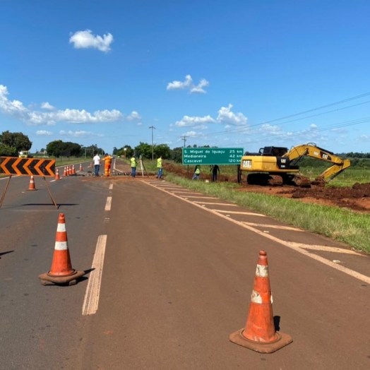 Serviços de drenagem é realizado na BR-277, em Santa Terezinha de Itaipu