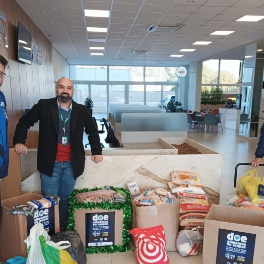 Sicoob e Foz Cataratas recolhem alimentos em ação que alia esporte e solidariedade