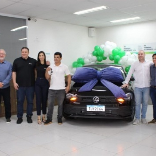 Sicoob entrega carro e moto zero a cooperados