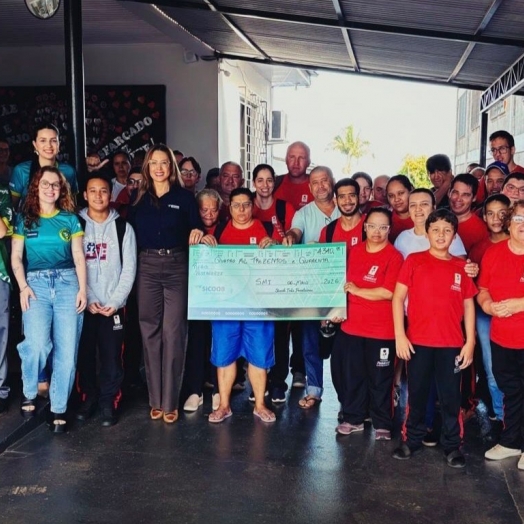 Sicoob realiza doação para a Pestalozzi e entrega premiação a cooperado em São Miguel do Iguaçu