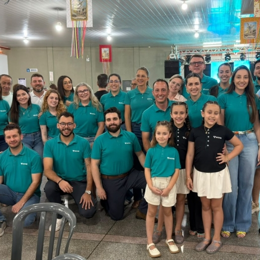 Sicoob marca presença em festa comunitária e anuncia exposição de veículo elétrico em São Miguel do Iguaçu