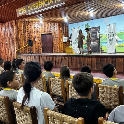 Sicredi leva educação financeira e teatro lúdico para mais de 400 alunos em São Miguel do Iguaçu