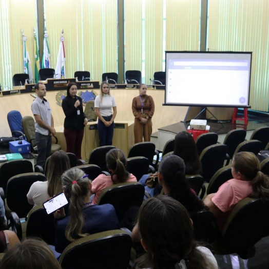 SMI: Governo municipal entrega 57 tablets para agentes comunitárias de saúde