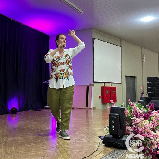 Stand-up Bafafá da Mari lota salão paroquial em São Miguel do Iguaçu