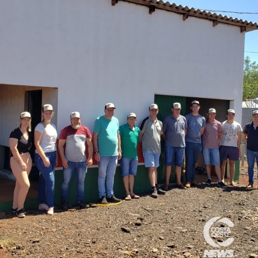Suinocultores de Missal visitam propriedade em Santa Helena para conhecer produção de Biogás