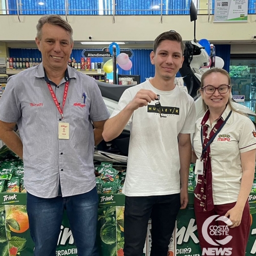 Super Itaipu faz entrega da segunda moto 0km em parceria com a Trink