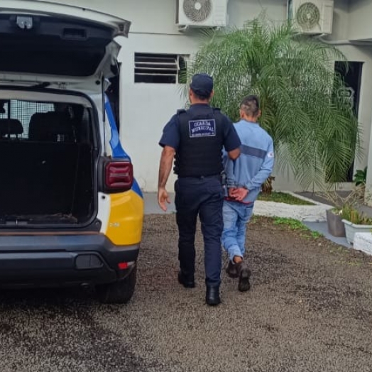 Suspeito de reincidência em furtos é detido por funcionários e conduzido pela GM à Delegacia