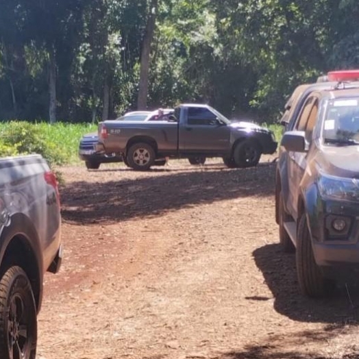 Suspeitos são conduzidos à delegacia de Santa Helena após suposta invasão a propriedade