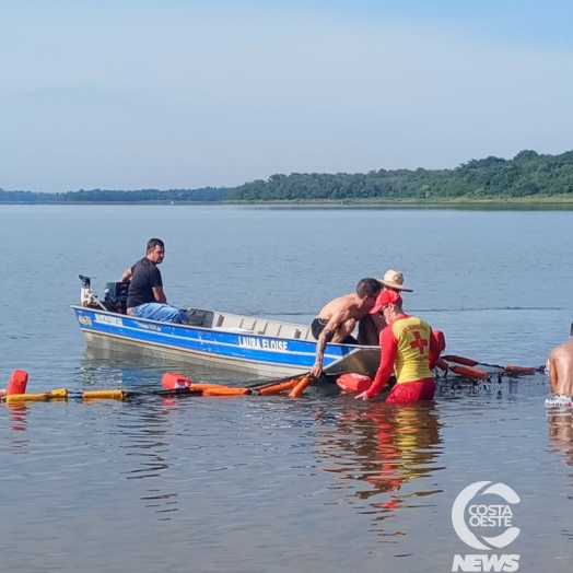 Tela de proteção contra ataques de piranhas é ajustada na Praia de Itaipulândia