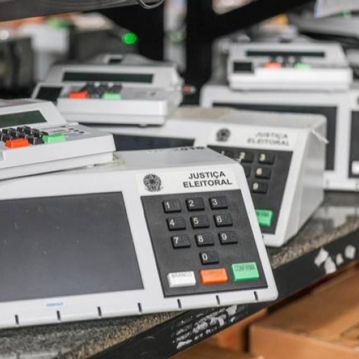 Tempestade não impede votação em São Miguel do Iguaçu, e Justiça Eleitoral reforça que urnas funcionam sem luz